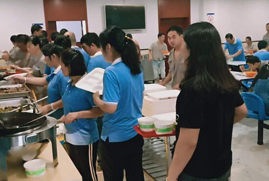 食堂承包公司不榨取員工伙食費靠什么賺錢？