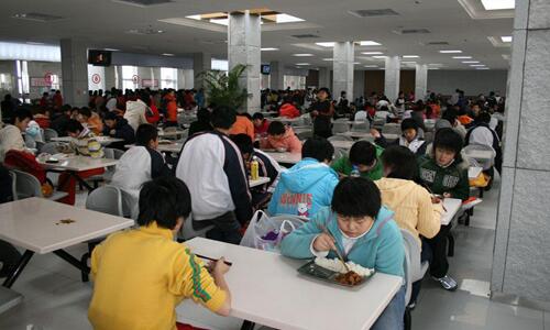 廣東三部門聯合發文嚴禁學校食堂分包轉包，每餐須有校方人員陪餐